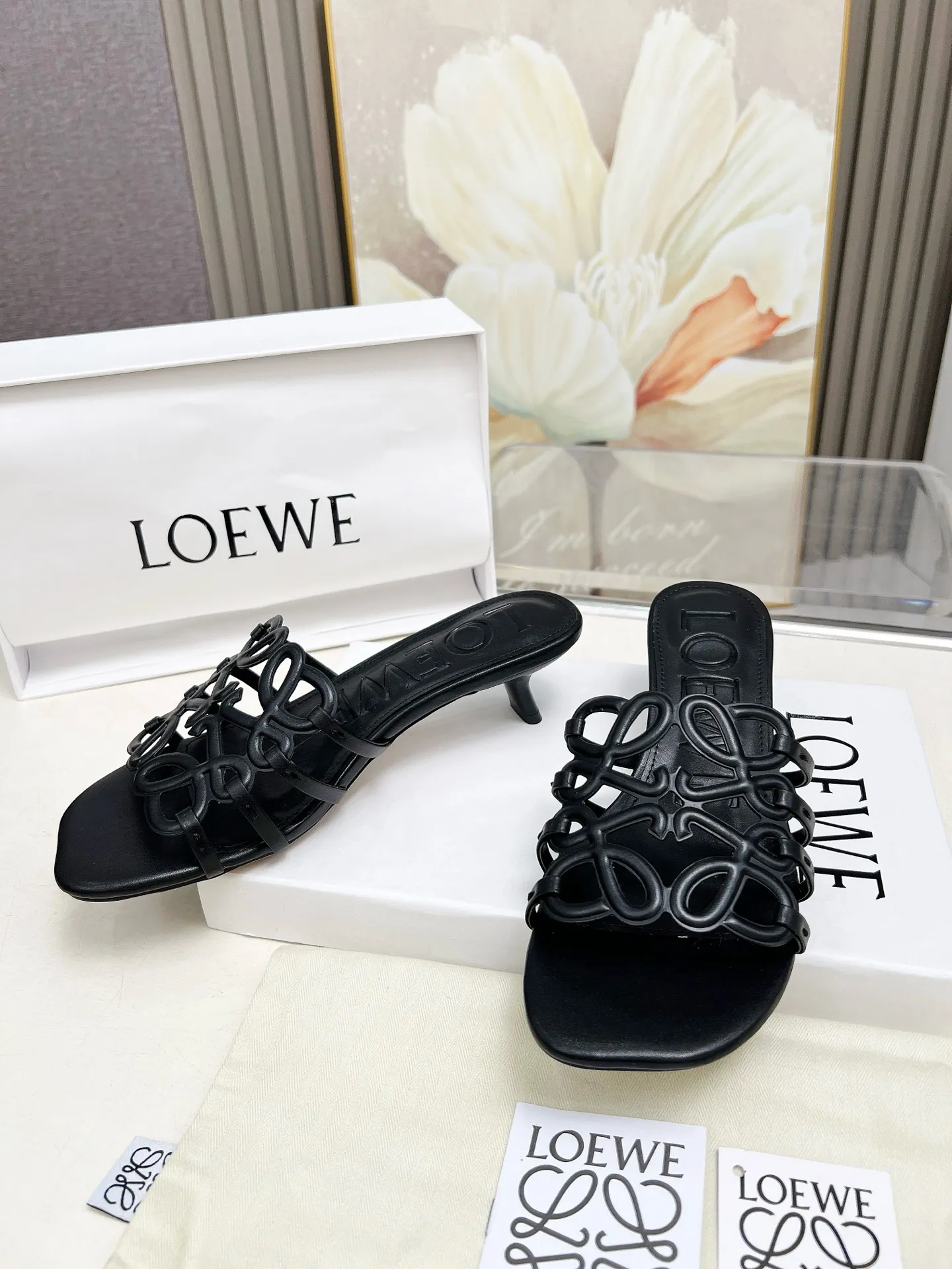 👟👟Ex-factory price 500👟👟 LOEWE 2025 SS summer limited edition hollow slippers, it is a very comprehensive noble fashion brand, highly recommended to all little fairies.   1⃣️Material: Imported cowhide 2⃣️Inner lining: Imported Italian lambskin, super soft and delicate 3⃣️Outsole: Imported Italian original original color genuine leather outsole Heel height 4.5 4⃣️Code number: 35 to 39 (40.41.42.43. Customized)